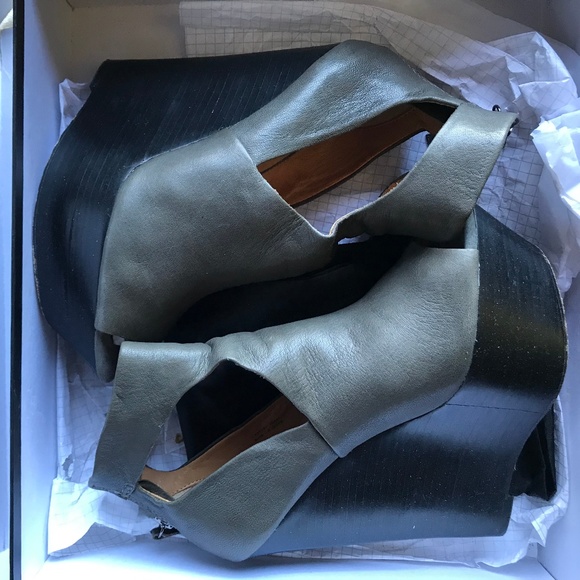 L.A.M.B. platform heels - Picture 1 of 8